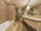 バス、トイレ一体ですが奥にはシャワールームもございます