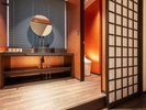 和洋室フォース段差の先にトイレとバスルームが独立してございます