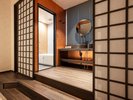 段差の先にトイレとバスルームが独立してございます