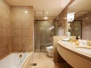 プレジデンシャルスイートルームのバスルーム バス、トイレ同室です。奥にシャワールームもあります
