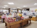 道の駅 神鍋高原(ホテルから徒歩1分):神鍋高原の新鮮な野菜、果物、特産品が並びます