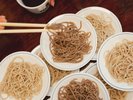 出石皿そば:伝統工芸の出石焼の小皿に盛りつけた皿そばを何枚も食べる独特のスタイルです