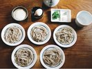 出石皿そば:伝統工芸の出石焼の小皿に盛りつけた皿そばを何枚も食べる独特のスタイルです