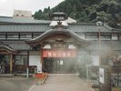湯村温泉(ホテルから車で30分):98度の熱泉が湧く荒湯を中心に、春来川に沿い温泉街が発展しました
