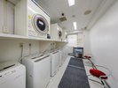 ランドリーコーナー(7:00〜23:00 洗濯機:無料、乾燥機:有料、洗剤はフロントにて販売)