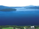 上空から見る屈斜路湖中島と屈斜路プリンスホテル