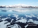 結氷した屈斜路湖の奥には雪で染まる藻琴山がたたずむ