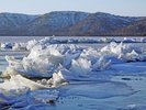 凍結した湖面の氷が、バリバリという音とともに盛り上がり一筋の道を造る