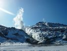 硫黄山 冬でも高温の噴煙がそこら中で立ち込めます