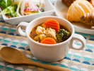 ご当地メニューとして具だくさんでおいしい「スープカレー」をご用意