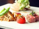 秋田牛の柔らかロースステーキ、鶏肉の山椒香味ソース