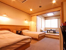 <本館和洋室>ツインベッド+3畳、全室バス・トイレ付