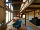 【館内施設】源助ラウンジ。木造りのモダンな椅子・テーブル席ダイニング