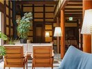 【館内施設】源助ラウンジ。木造りのモダンな椅子・テーブル席ダイニング