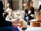 キンプトンのシグネチャーサービス「イブニングソーシャルアワー」は毎日夕刻に開催されます。
