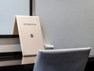 客室デスク・インフォメーション。WiFi案内や館内ガイドをご用意しております。