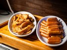 【朝食】お子様から大人まで人気の定番メニュー、ポテト&ウィンナーです。※イメージ