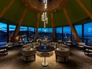 【ルーフトップBAR】<6F>小樽の灯台をモチーフにしたルーフトップBAR。夜は艶やかなムードが漂う