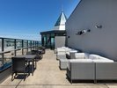 【ルーフトップBAR】<6F>小樽の灯台をモチーフにしたルーフトップBAR。夜は艶やかなムードが漂う