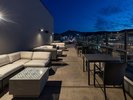 【ルーフトップBAR】<6F>小樽の灯台をモチーフにしたルーフトップBAR。夜は艶やかなムードが漂う