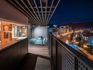 【展望露天風呂/テラス】<6F>夜は明かりが灯る小樽の街を眺めながら、寛ぎのひとときをお過ごしください