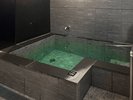 【水風呂】<6F>水深1.2mで立ちながら入ることができる水風呂。火照った身体をじんわりと冷やします