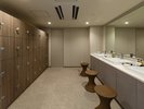 【大浴場/パウダーコーナー】ドライヤーや各種スキンケアを設置しております