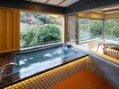 露天風呂付客室粋彩42平米以上一例 石風呂(御影石・伊豆石を使用) ※石風呂又は陶器の湯船いずれか