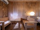 イス・テーブルには杉の木を使用しております