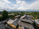 瓦屋根の向こうに広がる、里山の絶景。心ほどける日本の原風景