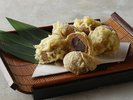 ■<夕食ビュッフェ>まんじゅう天ぷら ※一例です。仕入れ状況等により変更になる場合がございます。