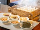 ■<朝食ビュッフェ>コシヒカリおにぎり※一例です。仕入れ状況等により変更になる場合がございます。
