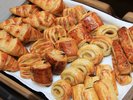 朝食の焼きたてパン
