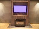 カフェ/ラウンジ凛(りん)に設置されたモニターと暖炉