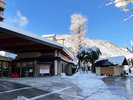 雪化粧の玄関先 天気の日は山の上から絶景が楽しめます♪