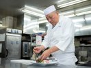 料理長が旬の食材を丁寧な仕事で特製会席へ仕上げます。