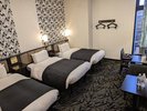 シングルベッド3台設置、お部屋の広さは22.3平米、天井高めで空間にゆとりがあります。