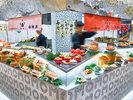 ライブキッチンでは5種の海鮮グルメ「海鮮ファイブスターズ」を出来たてで提供。