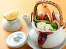 【上級会席】秋の土瓶蒸し。秋の味覚松茸や海の幸を、風味豊かに仕立てました。