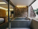 ◆印象的な石壁と緑を見ながら入る露天風呂付和洋室◆ ※写真はお部屋のお風呂の一例です