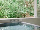 ◆印象的な石壁と緑を見ながら入る露天風呂付和洋室◆ ※写真はお部屋のお風呂の一例です