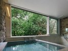 ◆印象的な石壁と緑を見ながら入る露天風呂付和洋室◆ ※写真はお部屋のお風呂の一例です