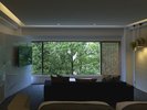 窓の外の樫の木をふたり占め。ソファに座りながら木々を眺め日常を忘れさせ、心ほぐれる贅沢な時間。