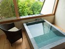 一見してその広さに目を見張る露天風呂ルームを備えた、プレミアムな和洋室。