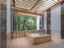 目の前の木々を望む露天風呂。嬉野の風の音。そして2名様で入浴できる檜風呂の湯舟でお過ごしください。