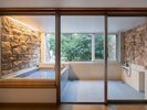 ◆印象的な石壁と緑を見ながら入る露天風呂付和洋室◆ ※写真はお部屋のお風呂の一例です