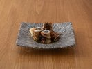 穴子八幡巻き地穴子でごぼうを巻き、炭火で香ばしく仕上げました。