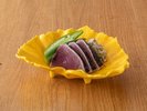 カツオ塩タタキサラダ香ばしいカツオに香味野菜を合わせた爽やかな一皿。