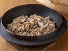 鶏ガラだしで炊いた きのこたっぷり炊き込みご飯旨み深い鶏だしときのこでふっくら炊き上げました。
