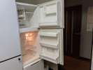 キッチンには家庭用の冷蔵庫が。氷やアイスも入る冷凍庫です（部屋ごとにデザインや機種が違います）